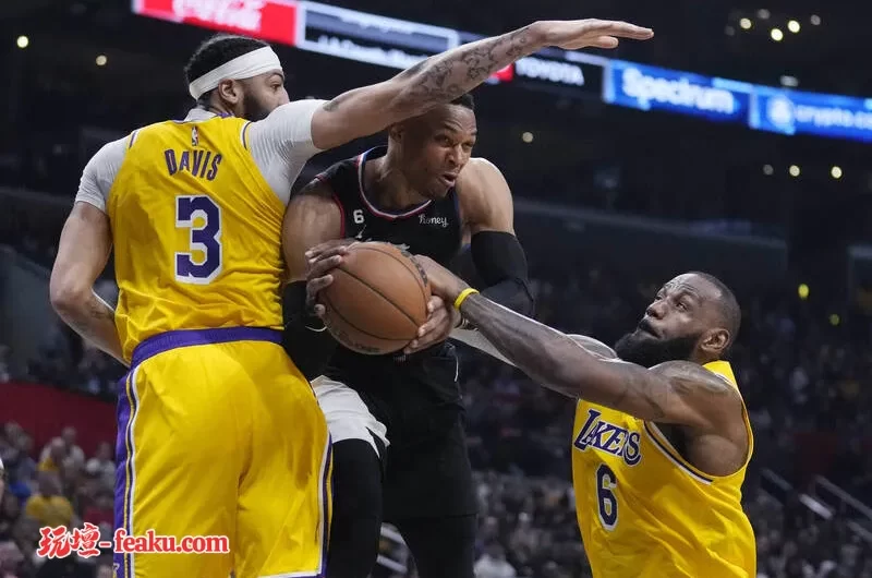 NBA西區季後賽門票搶奪戰，這場洛城內戰不僅上演季後賽資格爭取，同時也是威少轉戰快艇後首度對上老東家的復仇之役